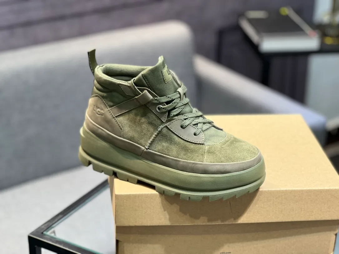 Men's shoes 💰620 (UGG) New 👉 Warm series for casual men, the simple and elegant shoe style sublimates the classics, the fabric is made of imported cowhide embossed ➕ warm real wool lining, and the special rubber outsole upgrades the wearing experience ✌️ Comfortable on the feet, very domineering! Code number:38-44